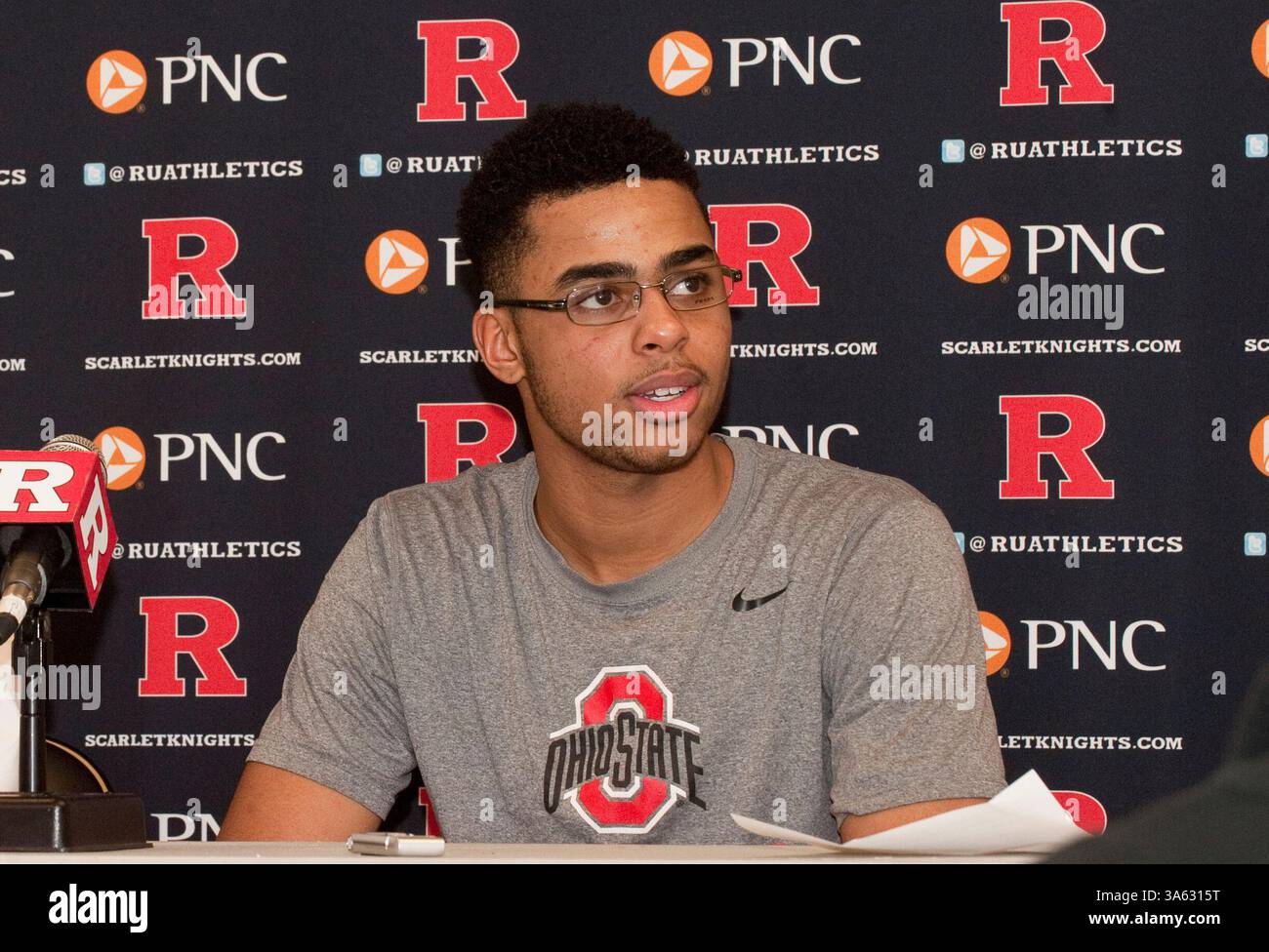 8. Februar 2015 - Piscataway, New Jersey, USA - Ohio State's Guard D'Angelo Russell (0) stellt Medienfragen nach der Big 10 Conference Basketball Action zwischen den Rutgers Scarlet Knights und den Ohio State Buckeyes im Louis Brown Athletic Center (The RAC) in Piscataway, New Jersey. Ohio State besiegte Rutgers 79–60. Russell ist der erste Neuling, der dieses Jahr ein Triple Double in den Big Ten machte. (Bild: © Duncan Williams/Cal Sport Media/ZUMAPRESS.com) Stockfoto 8. Februar 2015 - Piscataway, New Jersey, USA - Ohio State's Guard D'Angelo Russell (0) stellt Medienfragen nach der Big 10 Conference Basketball Action zwischen den Rutgers Scarlet Knights und den Ohio State Buckeyes im Louis Brown Athletic Center (The RAC) in Piscataway, New Jersey. Ohio State besiegte Rutgers 79–60. Russell ist der erste Neuling, der dieses Jahr ein Triple Double in den Big Ten machte. (Bild: © Duncan Williams/Cal Sport Media/ZUMAPRESS.com) Stockfoto