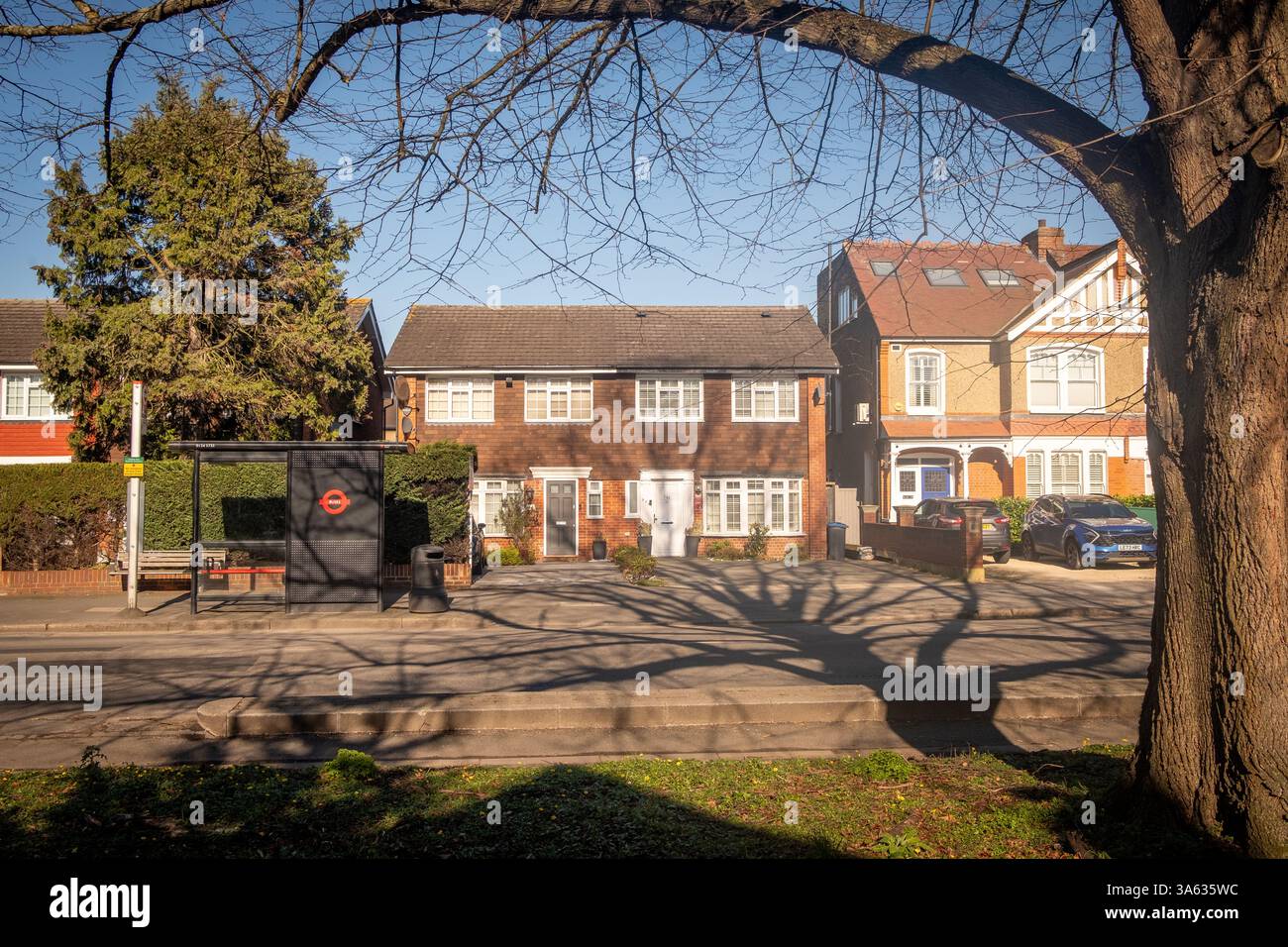 LONDON, 4. MÄRZ 2025: Wohnhäuser in SW20 Raynes Park Area, einem Londoner Vorort in der Nähe von Wimbledon im Stadtteil Merton. Stockfoto