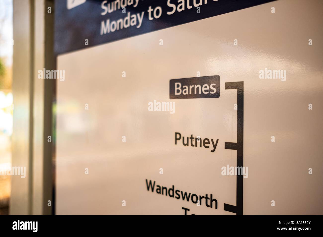 LONDON – 5. MÄRZ 2025: Barnes Railway Station, bedient von der South Western Railway – gehobener Bezirk von Richmond im Südwesten Londons Stockfoto