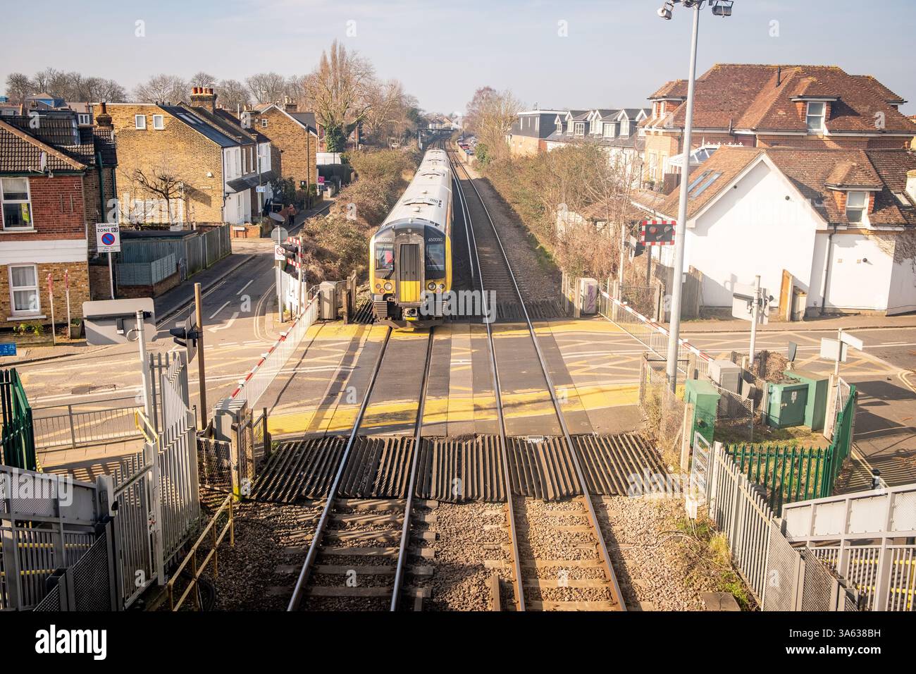 LONDON – 5. MÄRZ 2025: Bahnüberquerung in Barnes, gehobener Gegend von Richmond im Südwesten Londons Stockfoto