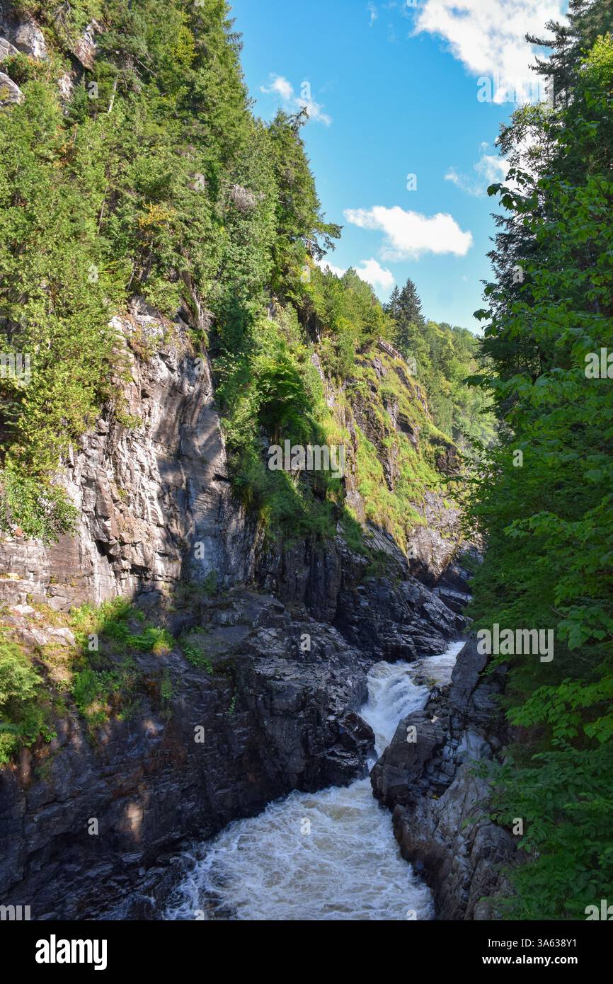 Blick auf eine enge Schlucht am Canyon Sainte-Anne mit fließendem Wasser in Quebec Kanada Stockfoto