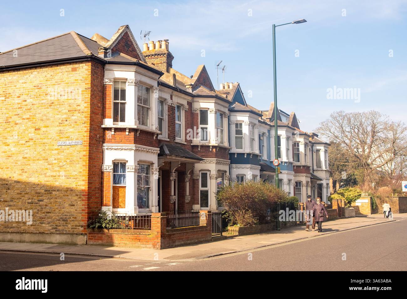 LONDON, 5. MÄRZ 2025: Wohnanlage in Barnes, einem wohlhabenden Viertel von Richmond im Südwesten Londons Stockfoto