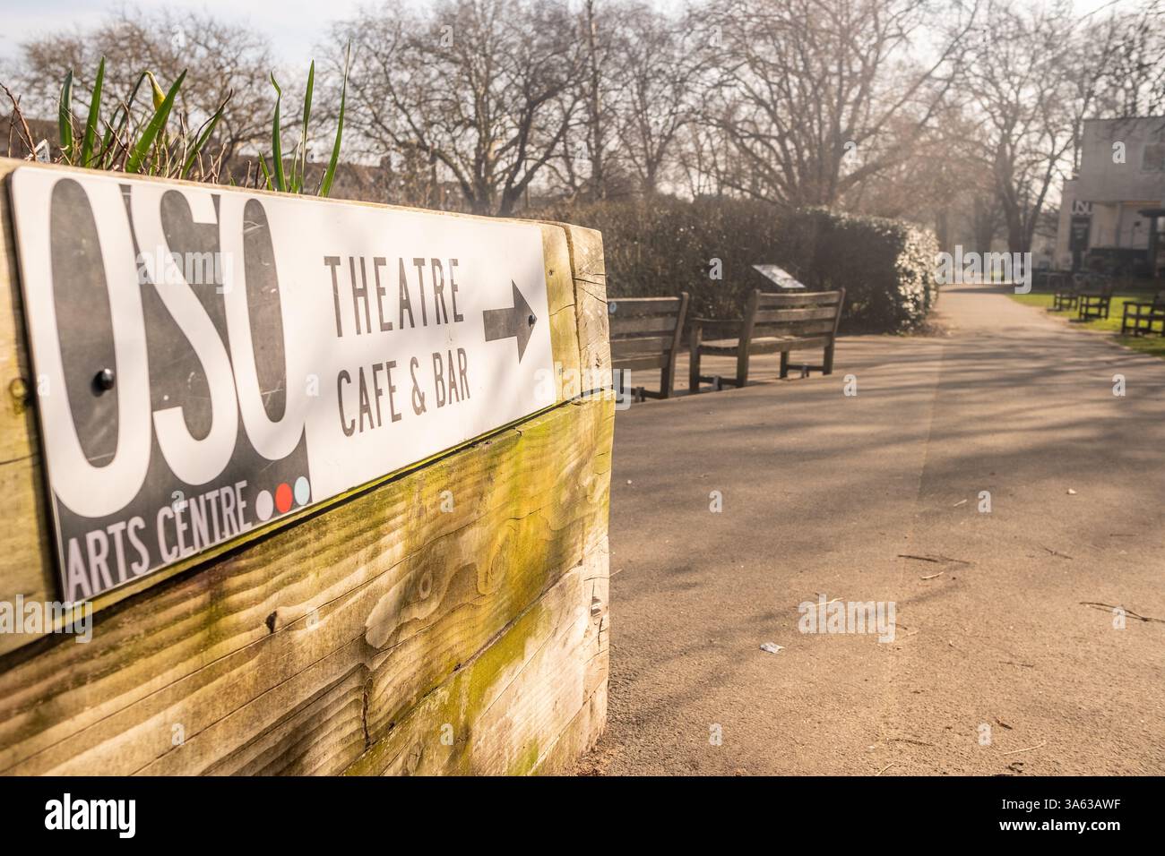 LONDON - 5. MÄRZ 2025: Theatre Cafe and Bar and Arts Centre auf Barnes Green, Barnes, gehobenes Viertel von Richmond im Südwesten Londons Stockfoto