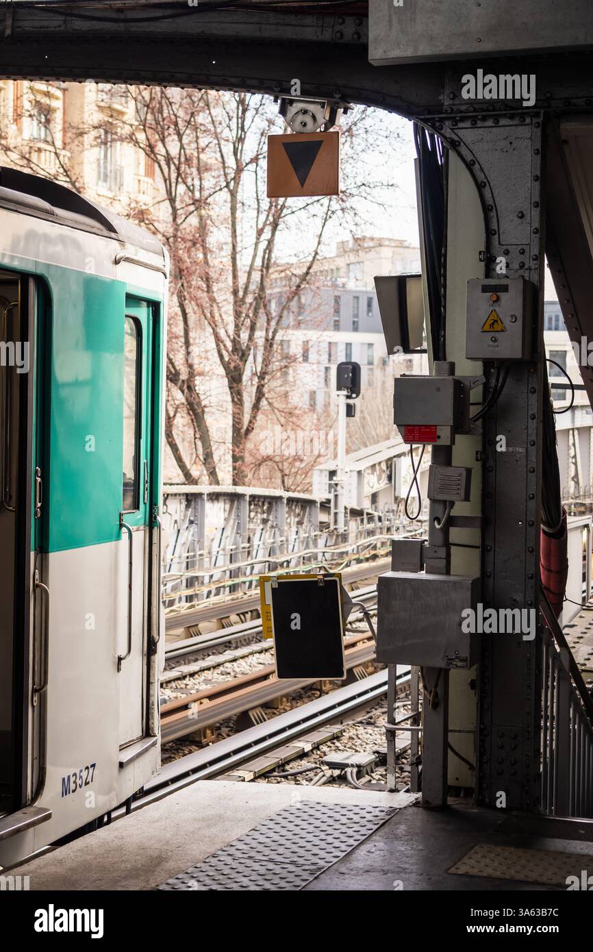 Zug mit der Linie 6 der Pariser Hochbahn, Abfahrt von einem Bahnhof in Paris - 1 Stockfoto