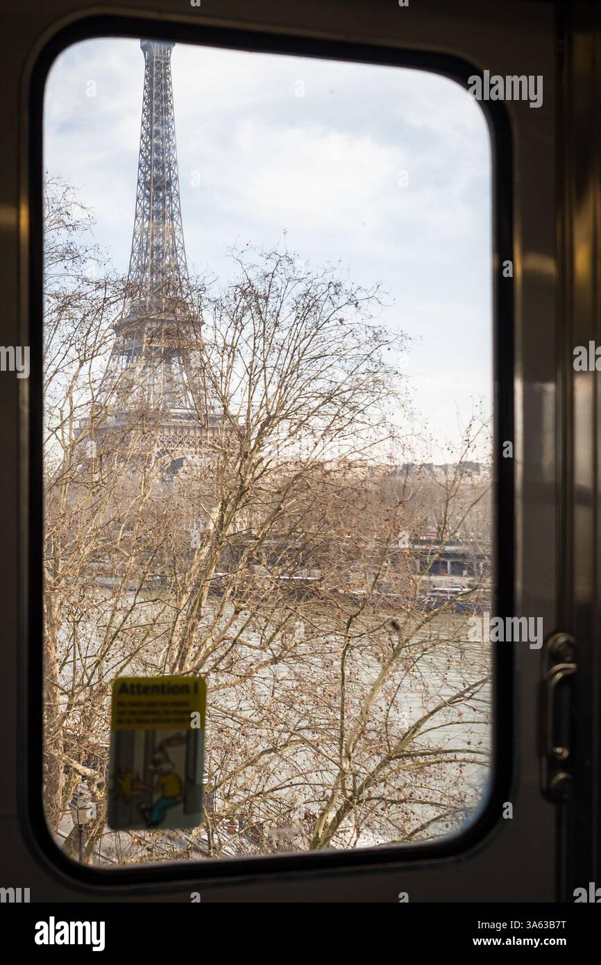 Der Eiffelturm von einem erhöhten Zug der Pariser Metro in Paris aus gesehen - 1 Stockfoto