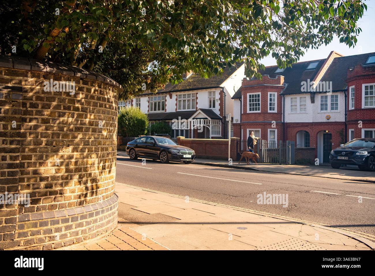 LONDON, 4. MÄRZ 2025: Wohnhaus in Barnes, einem wohlhabenden Viertel von Richmond, Südwesten Londons Stockfoto