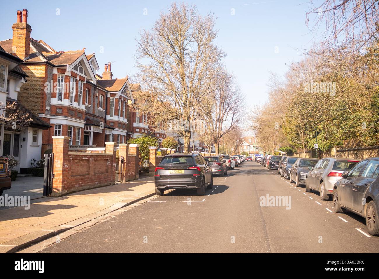LONDON, 4. MÄRZ 2025: Wohnhaus in Barnes, einem wohlhabenden Viertel von Richmond, Südwesten Londons Stockfoto