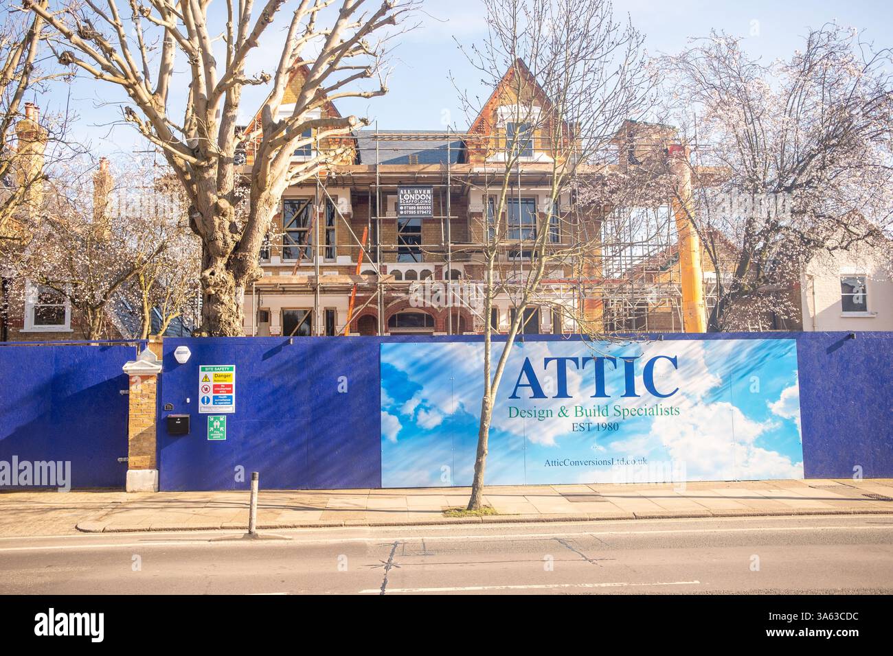 LONDON – 4. MÄRZ 2025: Großes Haus wird in Barnes, Richmond, Südwesten Londons gebaut Stockfoto