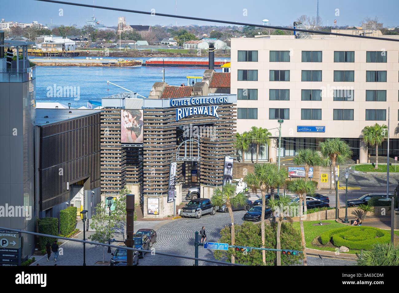 New Orleans, Louisiana, USA 28. Februar 2025 Riverwalk, Outlet Collection, Fahrzeuge, People Convention Center, fluss, Binnenschiff. Stockfoto
