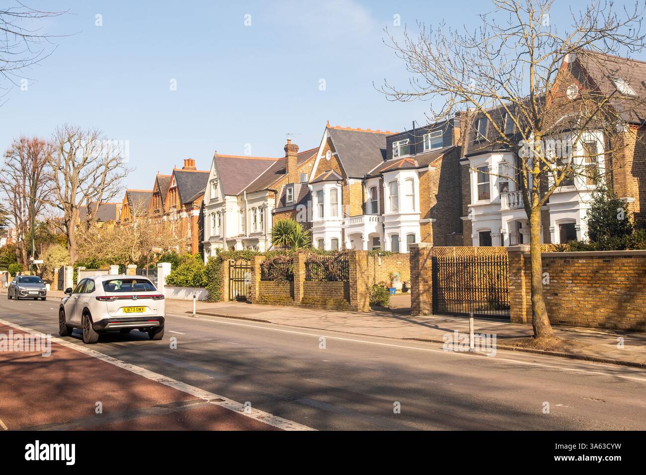 LONDON, 4. MÄRZ 2025: Wohnhaus in Barnes, einem wohlhabenden Viertel von Richmond, Südwesten Londons Stockfoto