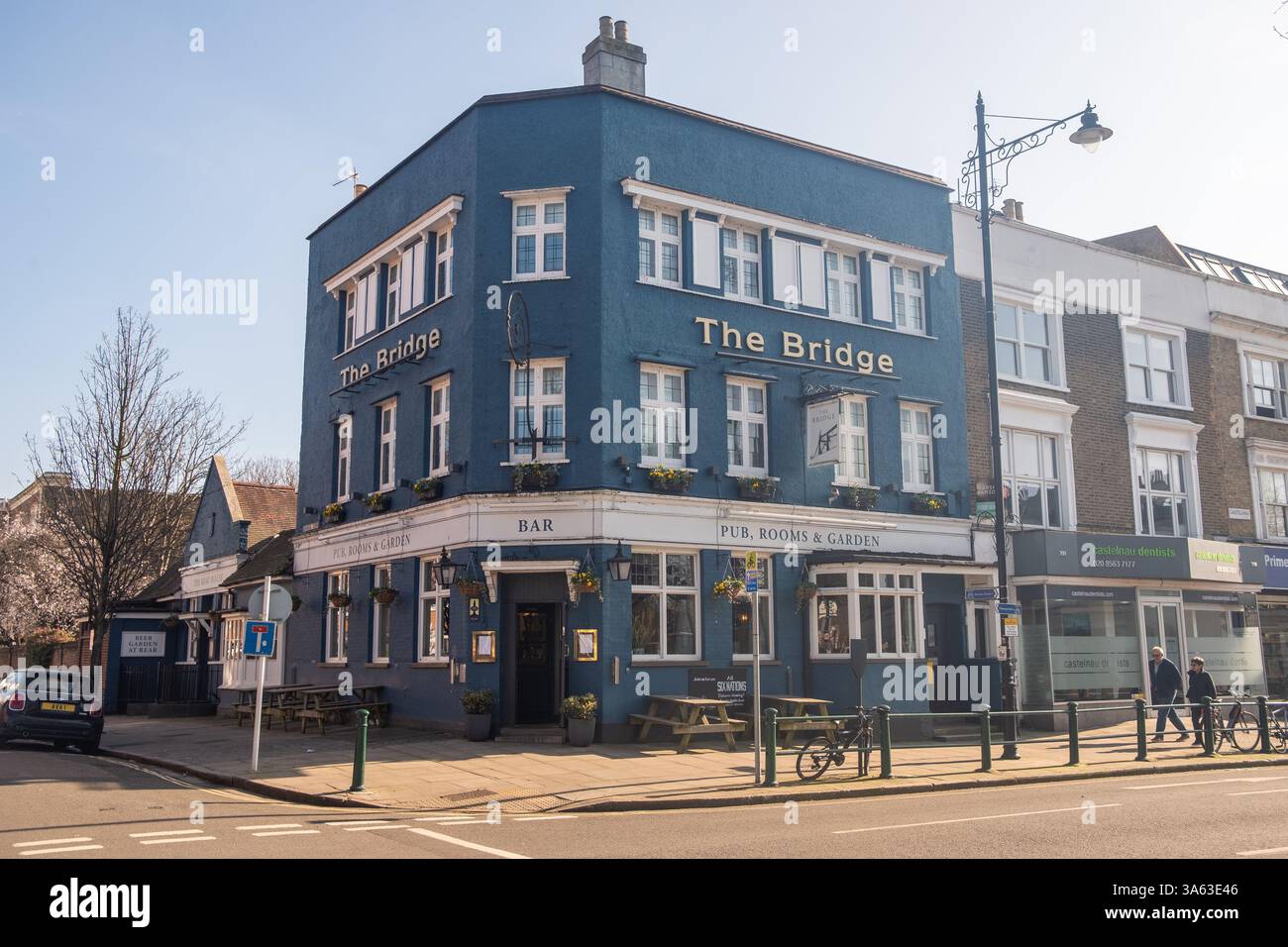 LONDON, 4. MÄRZ 2025: The Bridge Pub in Barnes nahe der Hammersmith Bridge Stockfoto