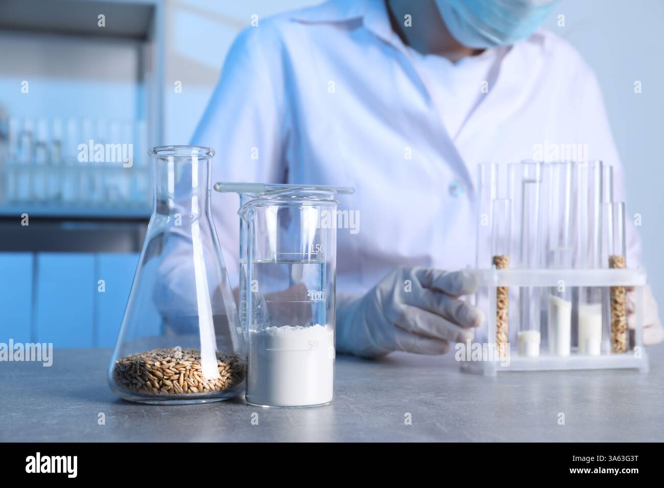 Labortests. Wissenschaftler mit Reagenzgläsern im Innenbereich, konzentrieren sich auf Glaswaren von Proben Stockfoto