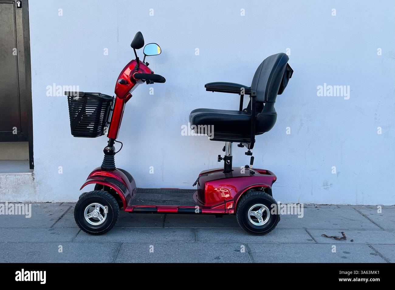 Roter Mobility Roller parkt in Costa Adeje. Teneriffa, Kanarische Inseln, Spanien. Februar 2025. - Smartphone-aufgenommenes Stockfoto