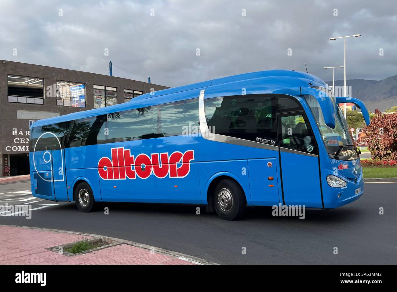 Alltours Bus fährt durch Costa Adeje. Teneriffa, Kanarische Inseln, Spanien. Februar 2025. - Smartphone-aufgenommenes Stockfoto