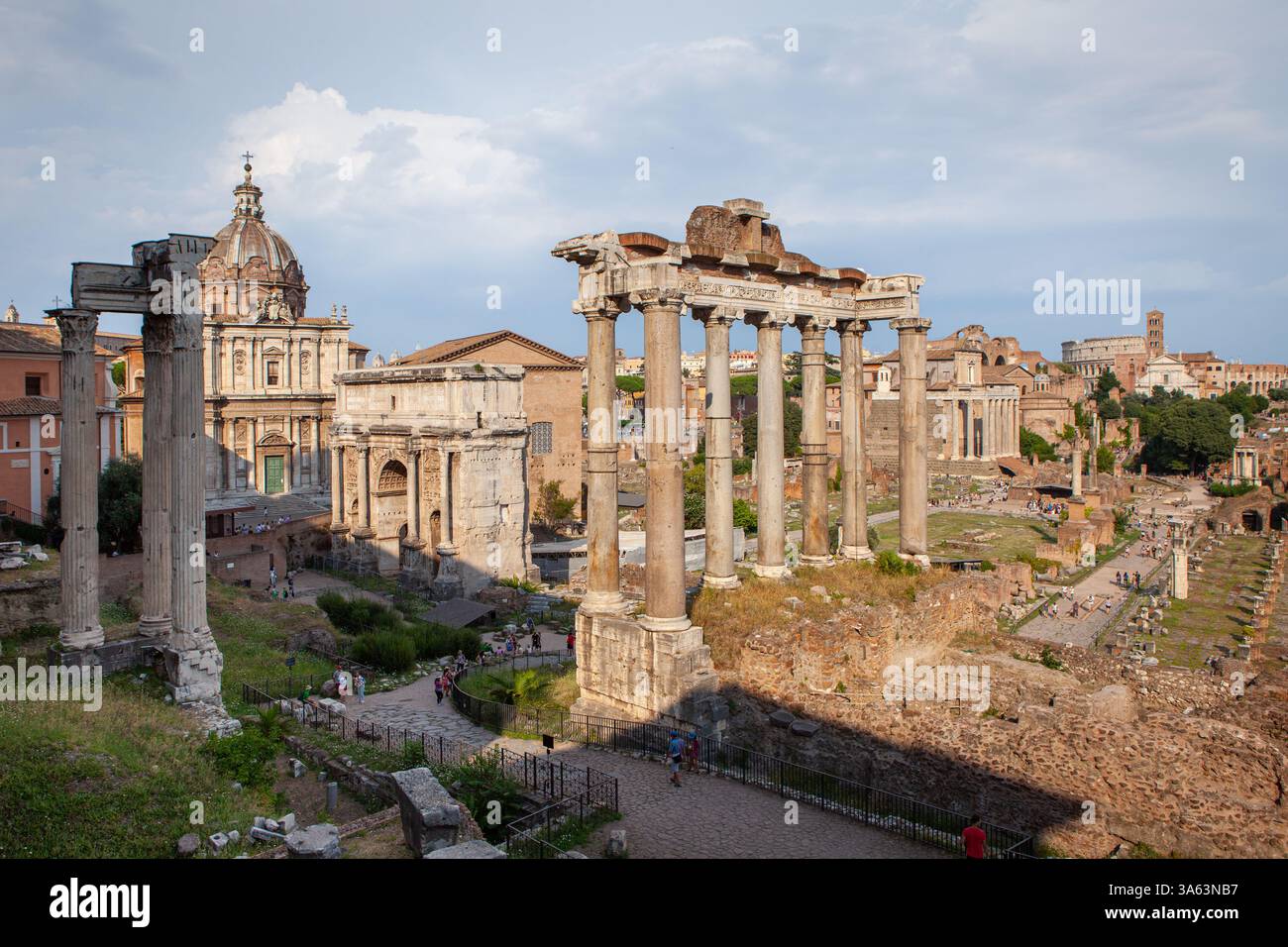 Die berühmten Ruinen des Forum Romanum (Foro Romano) umgeben von den Überresten mehrerer historischer Gebäude und Denkmäler im antiken Rom, Italien. Stockfoto