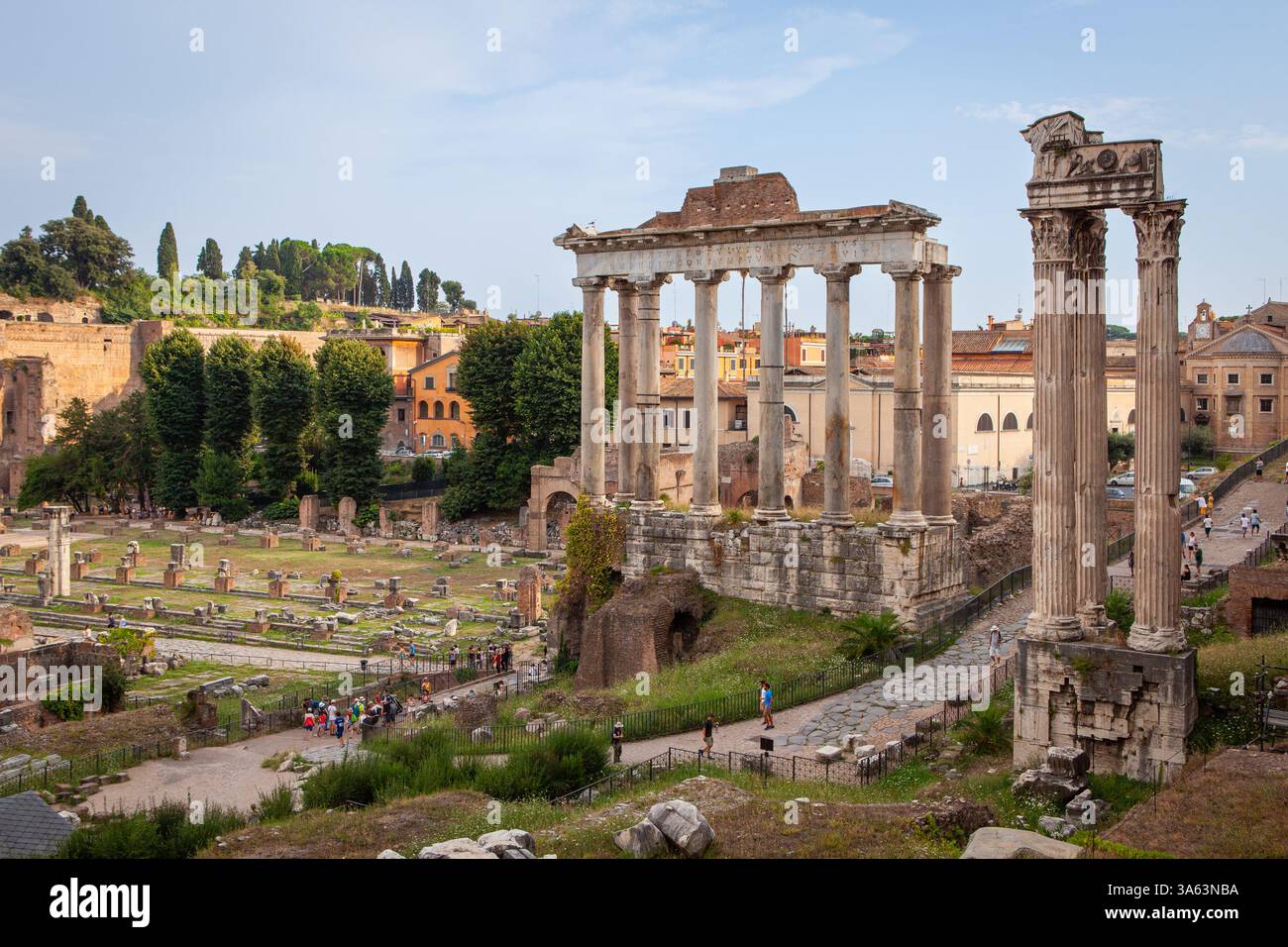 Die berühmten Ruinen des Forum Romanum (Foro Romano) umgeben von den Überresten mehrerer historischer Gebäude und Denkmäler im antiken Rom, Italien. Stockfoto