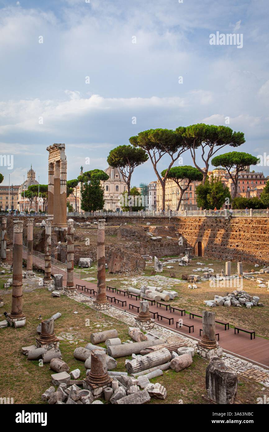 Die berühmten Ruinen des Forum Romanum (Foro Romano) umgeben von den Überresten mehrerer historischer Gebäude und Denkmäler im antiken Rom, Italien. Stockfoto