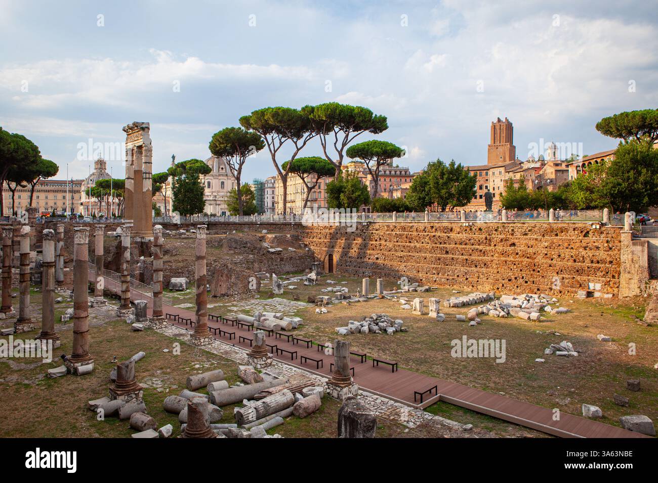 Die berühmten Ruinen des Forum Romanum (Foro Romano) umgeben von den Überresten mehrerer historischer Gebäude und Denkmäler im antiken Rom, Italien. Stockfoto
