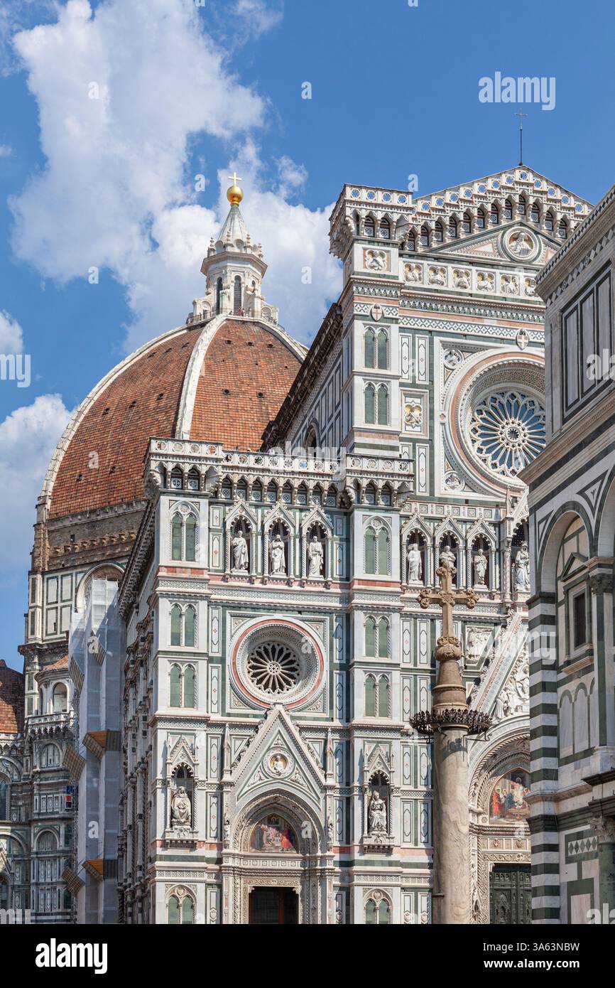 Die markante Marmorfassade und die Kuppel der Kathedrale von Florenz (Il Duomo di Firenze oder Cattedrale di Santa Maria del Fiore), Toskana, Italien. Stockfoto
