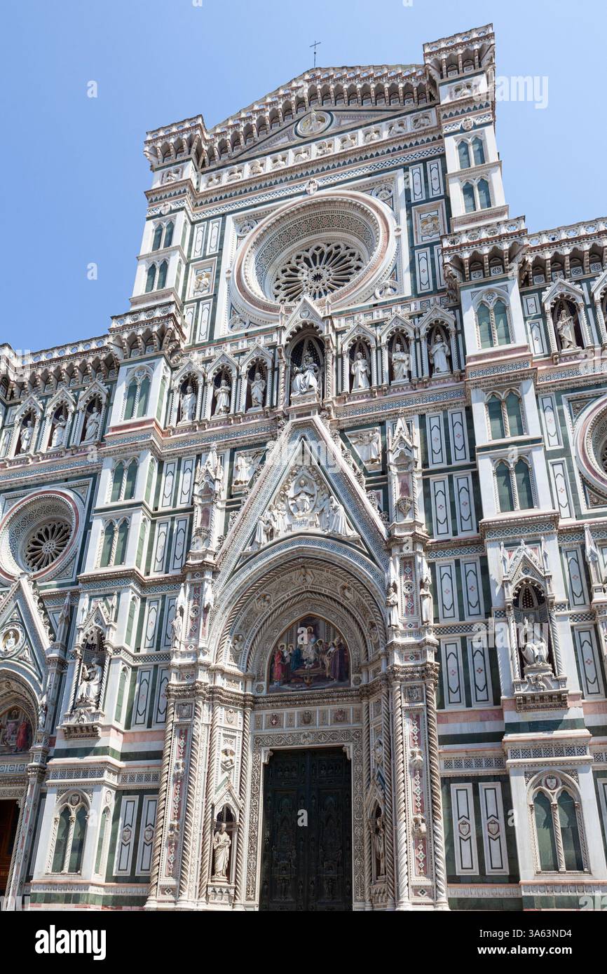 Die moderne neogotische Fassade der Kathedrale von Florenz (Il Duomo di Firenze oder Cattedrale di Santa Maria del Fiore) befindet sich auf der Piazza del Duomo, Italien. Stockfoto