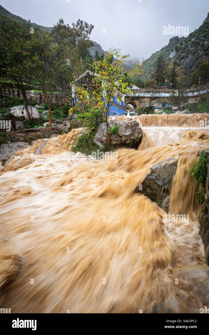 Sintflutartiger Regen und geschwollener Fluss, Ras el Maa Brunnen, Chefchaouen, Rif Berge, Marokko, Nordafrika. Stockfoto