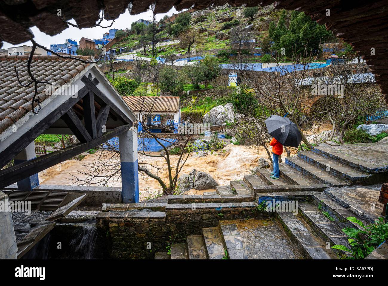 Sintflutartiger Regen und geschwollener Fluss, Ras el Maa Brunnen, Chefchaouen, Rif Berge, Marokko, Nordafrika. Stockfoto