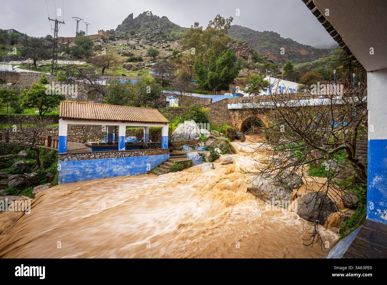 Sintflutartiger Regen und geschwollener Fluss, Ras el Maa Brunnen, Chefchaouen, Rif Berge, Marokko, Nordafrika. Stockfoto