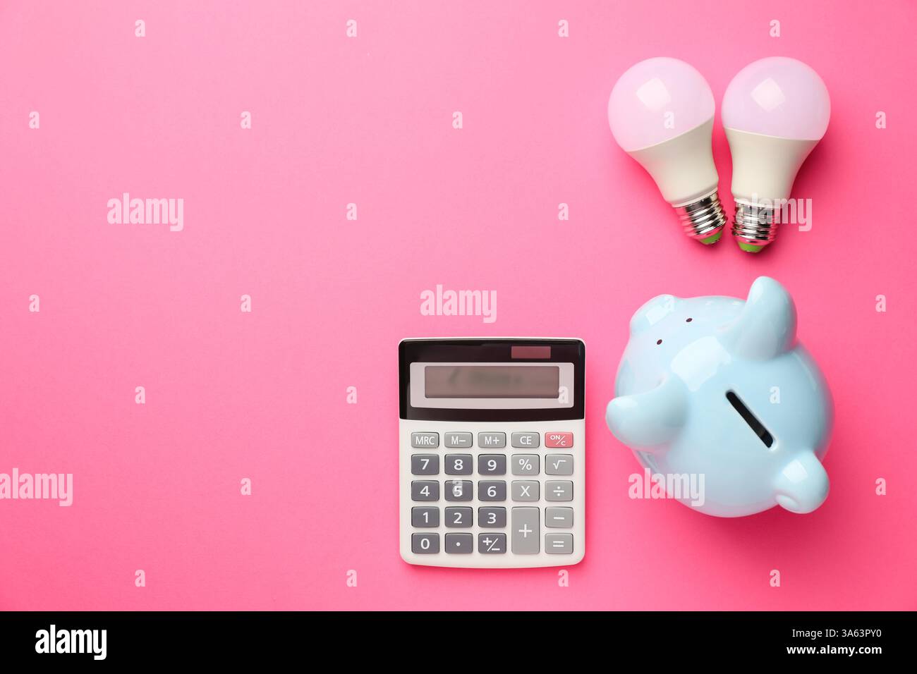 Schweinebank, Taschenrechner und Glühbirnen auf rosafarbenem Hintergrund, flach gelegen mit Platz für Text. Energiesparkonzept Stockfoto