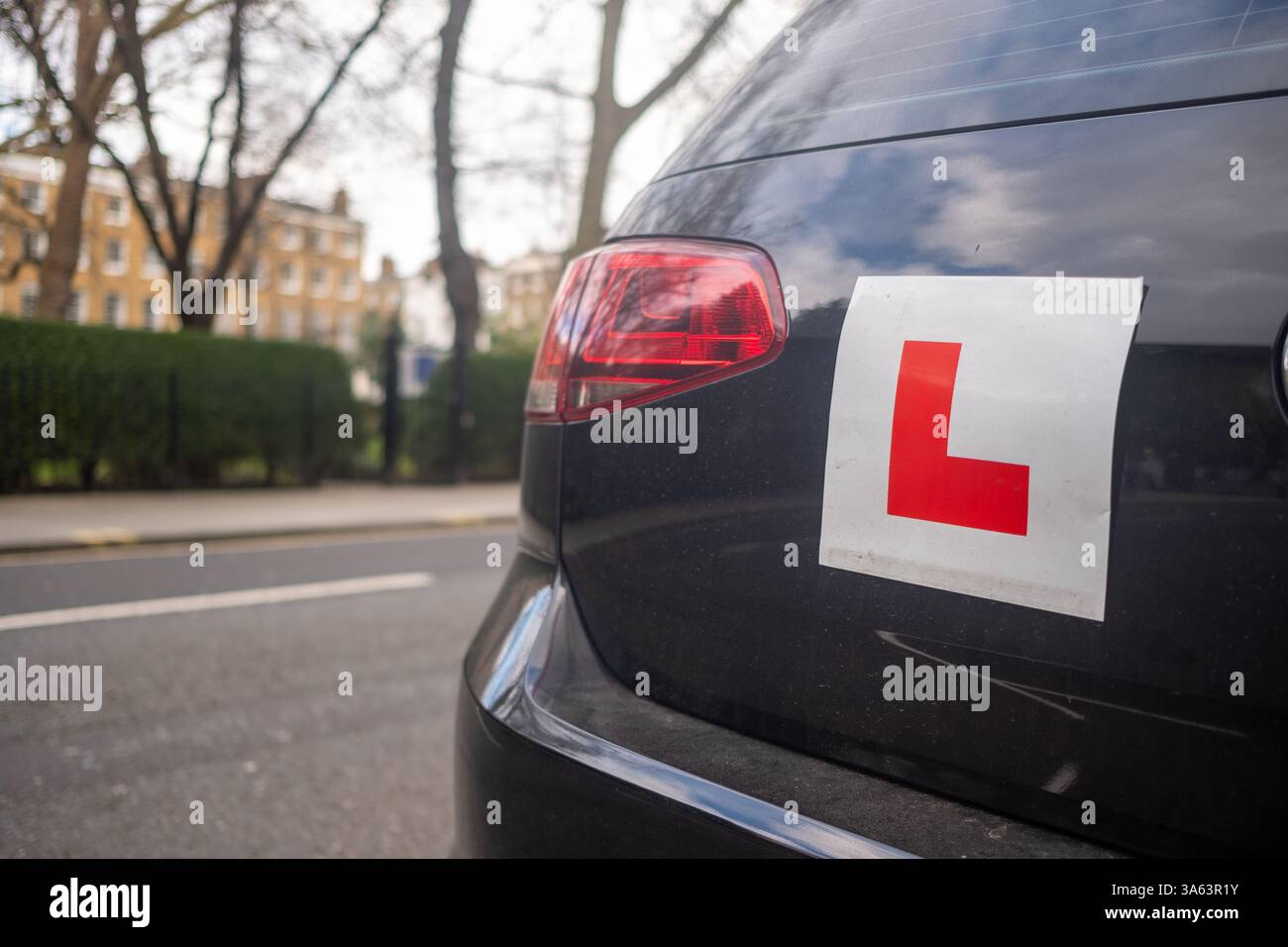 Großbritannien – L-Schilder für den Schulfahrer, die auf städtischen Straßen in Großbritannien am Fahrzeug angebracht sind Stockfoto