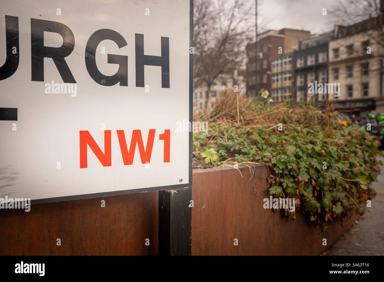 LONDON - 18. MÄRZ 2025: Wegweiser zur Central London Street in NW1-Postleitzahl Stockfoto