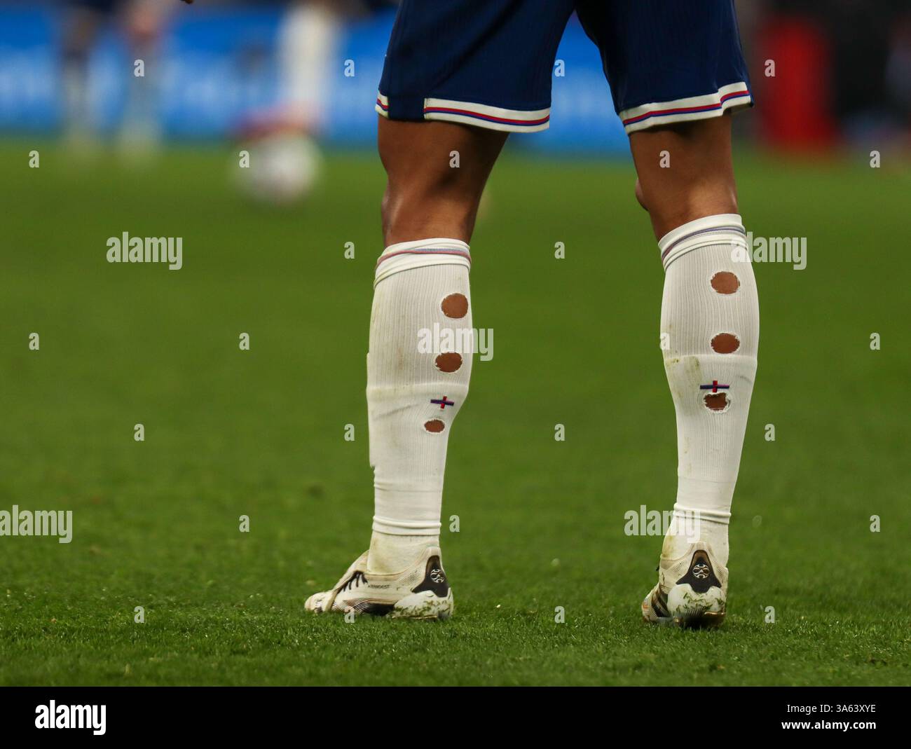 London, Großbritannien. März 2025. Wembley Stadium, London, 24. März 2025: Jude Bellingham (10 England) mit Löchern in seinen Socken während des Qualifikationsspiels zur FIFA-Weltmeisterschaft zwischen England und Lettland im Wembley Stadium, London, England am Montag, 24. März 2025. (Claire Jeffrey/SPP) Credit: SPP Sport Press Photo. /Alamy Live News Stockfoto