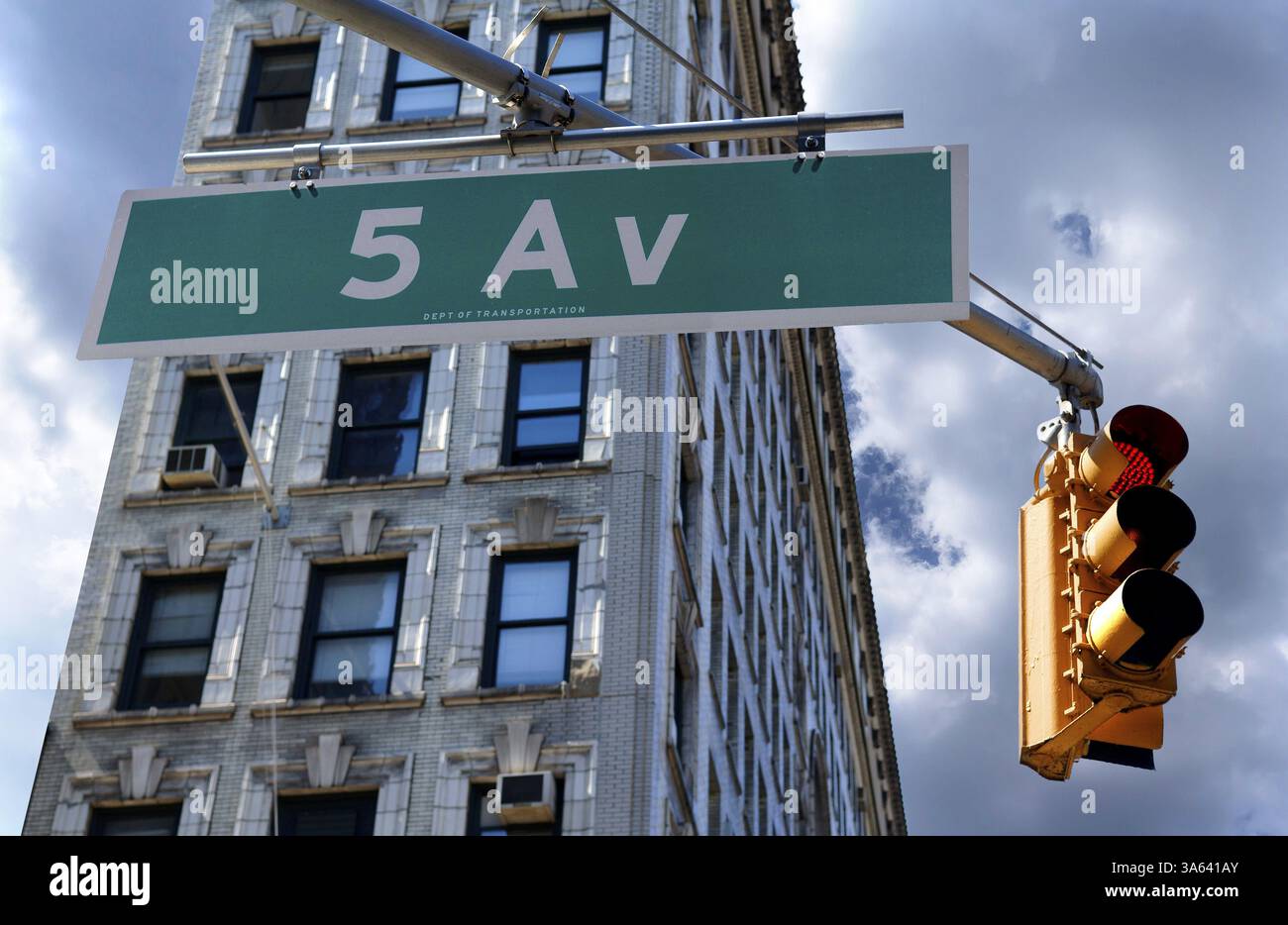Straßenschild 5th Avenue mit Ampel, New York City, USA, Nordamerika Stockfoto