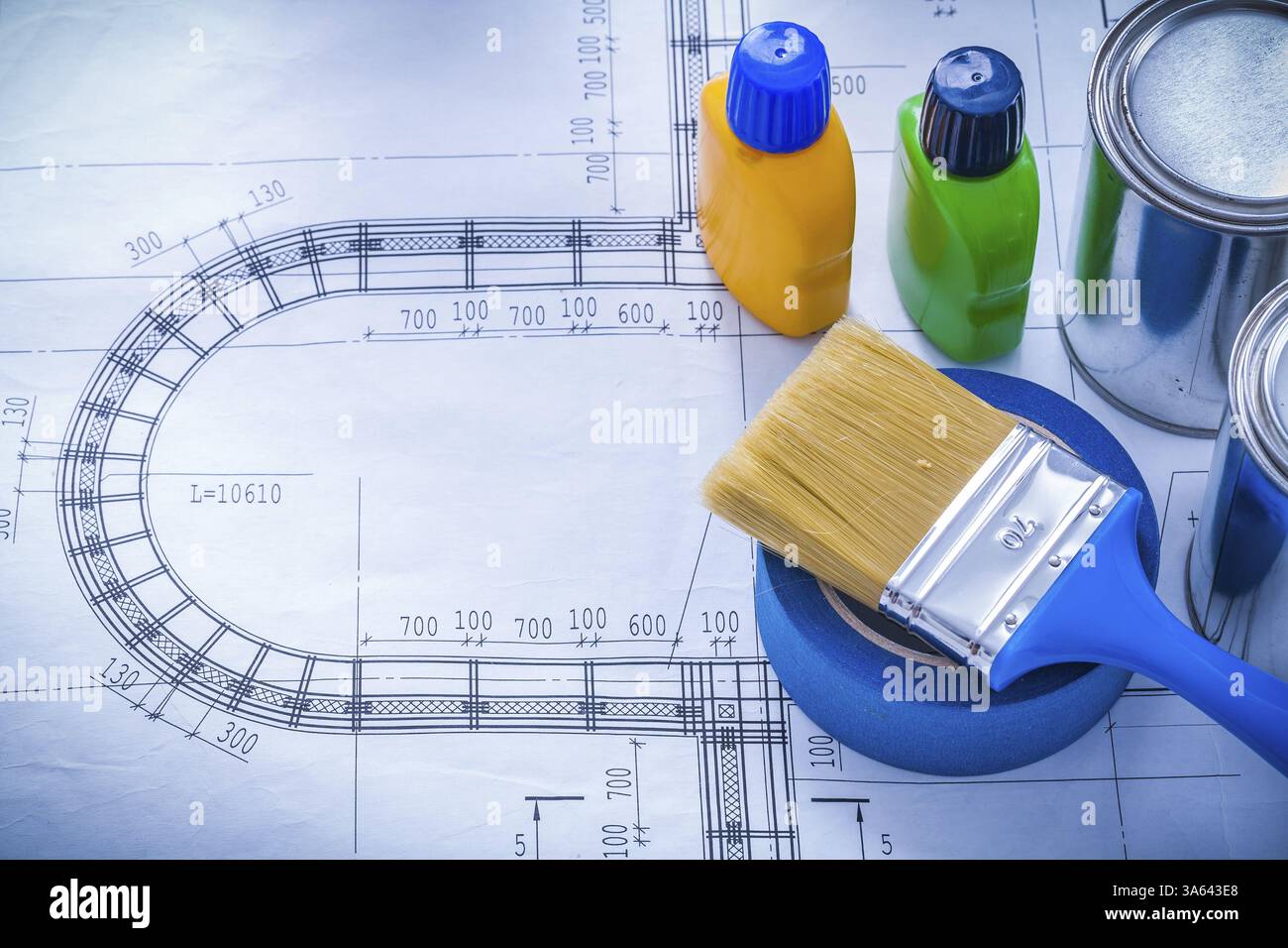 Blueprint mit Pinsel Metalldosen Kunststoffflaschen und Klebeband-Wartungskonzept Stockfoto