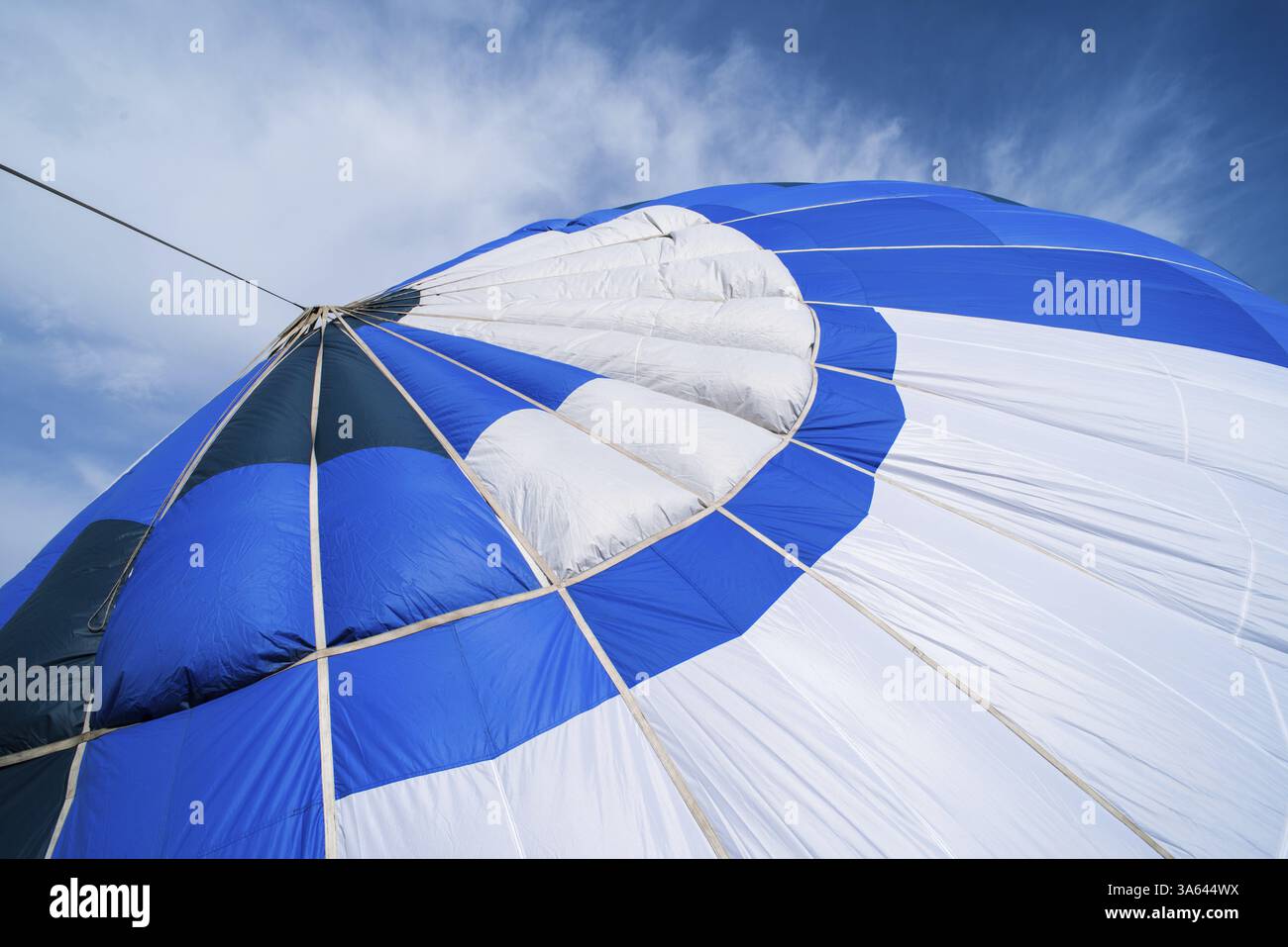 Blauen Ballon in den bewölkten Himmel Stockfoto