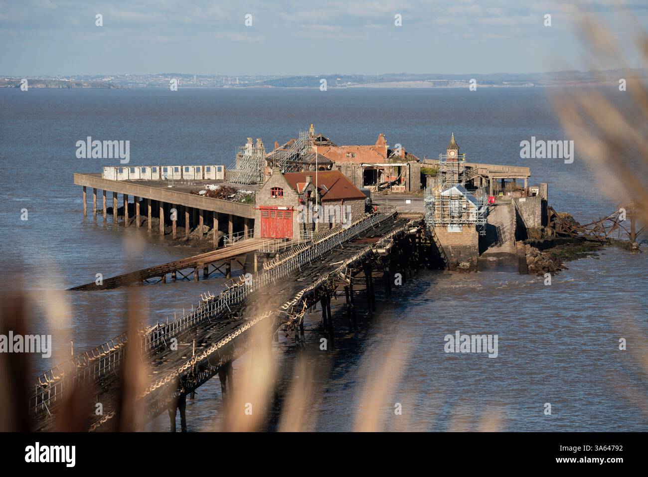 Birnbeck Pier in Weston-super-Mare an einem sonnigen klaren Tag bei Flut. Stockfoto