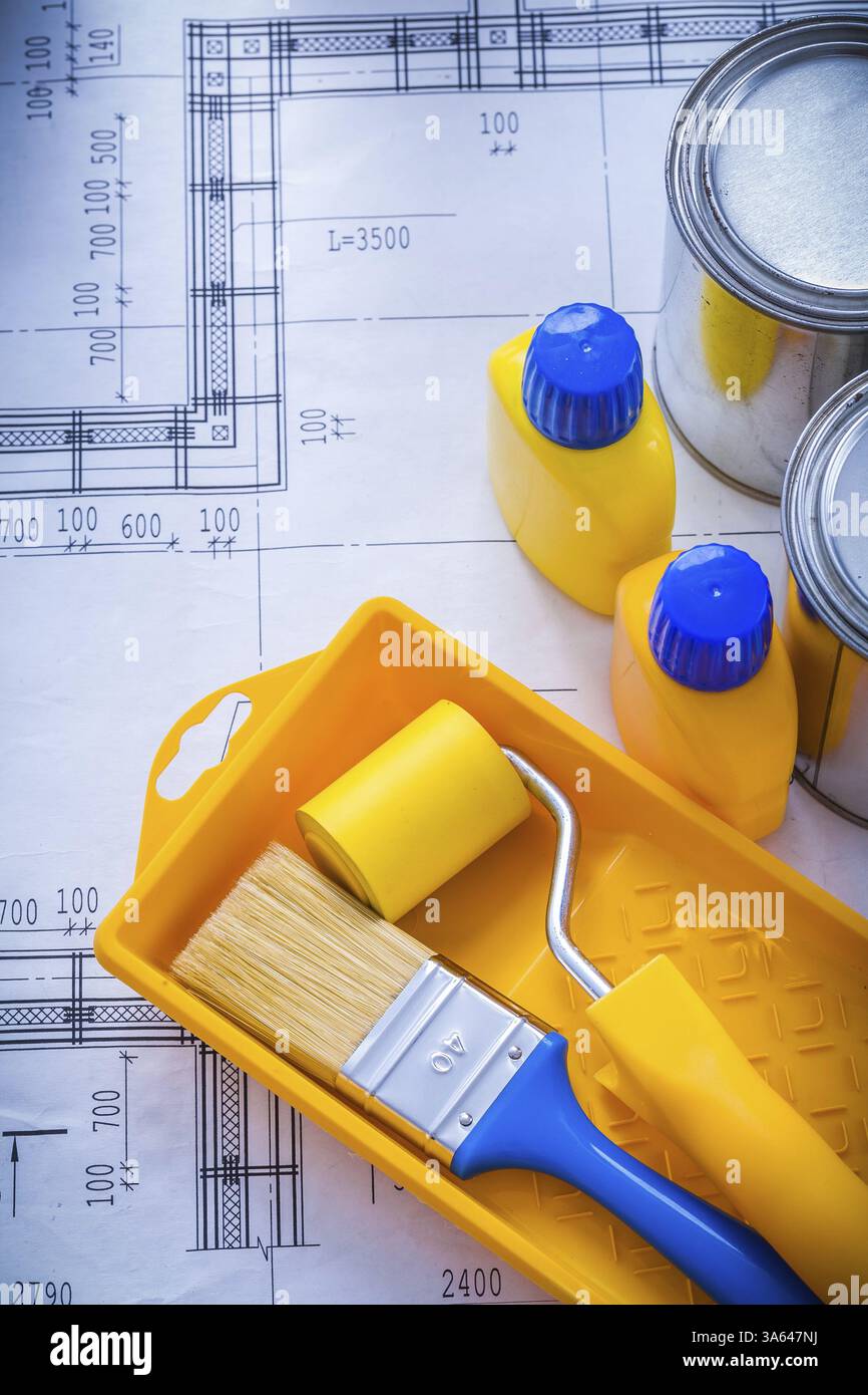 Baukonzept mit Pinselrollenwanne Metalldosen und Kunststoffflaschen Stockfoto