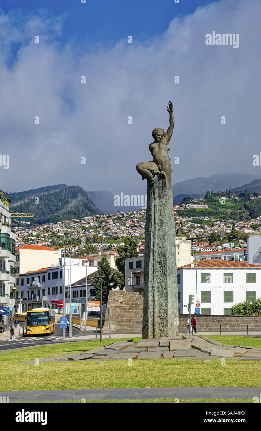 Denkmal der Autonomie, Monumento A Autonomia, Bronzestatue auf dem Autonomy Square, Praca da Autonomia, Funchal, Madeira, Portugal, Europa Stockfoto