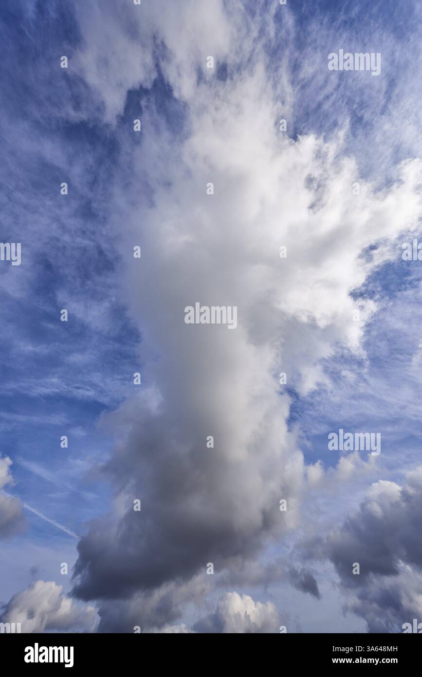 Wolkenbildung, Himmel, tiefblauer Himmel, Cumulus-Wolken, Cirrostratus-Wolken, nimbostratus Wolken, Dreis-Brueck, Eifel, Bezirk Vulkaneifel, Rheinland-Pa Stockfoto