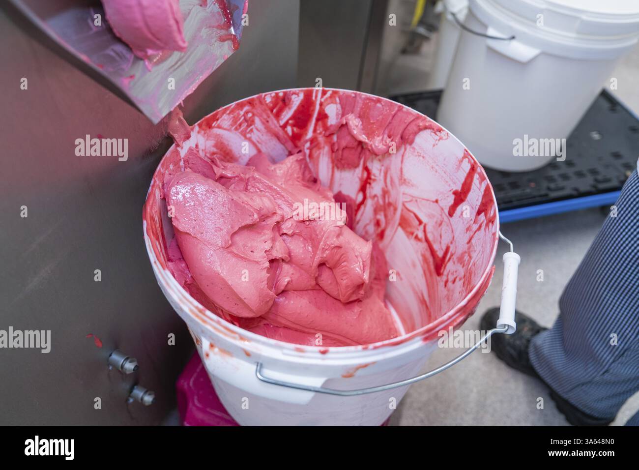 Ein Eimer ist gefüllt mit rosa Eismischung, Eisproduktion Bauerneis, Haselstaller Hof, Wildberg, Schwarzwald, Deutschland, Europa Stockfoto