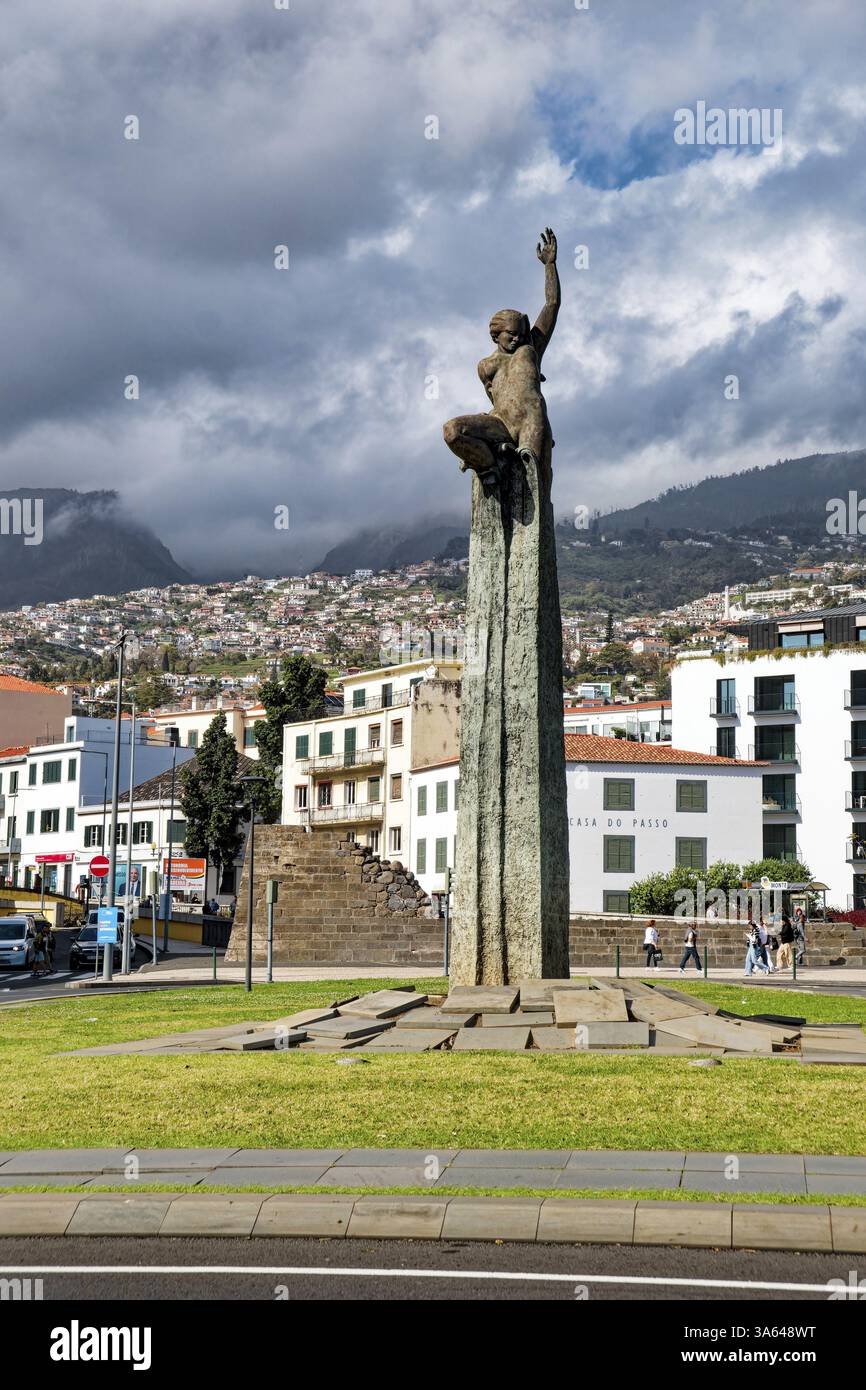 Denkmal der Autonomie, Monumento A Autonomia, Bronzestatue auf dem Autonomy Square, Praca da Autonomia, Funchal, Madeira, Portugal, Europa Stockfoto