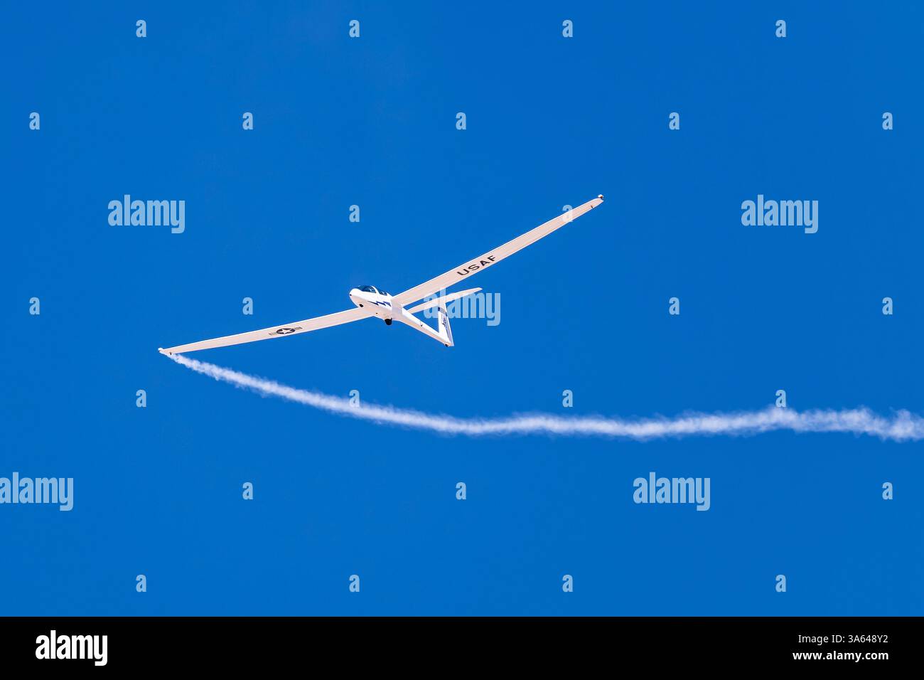 Davis Monthan AFB 3-22-2025 Tucson AZ USA USAF Academy Glider Team führt Kunstflug ohne Antrieb bei der offenen Tür von Davis Monthan durch Stockfoto