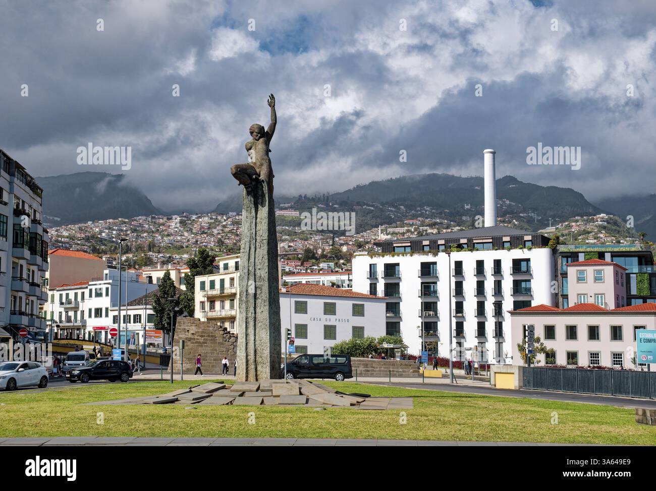 Denkmal der Autonomie, Monumento A Autonomia, Bronzestatue auf dem Autonomy Square, Praca da Autonomia, Funchal, Madeira, Portugal, Europa Stockfoto