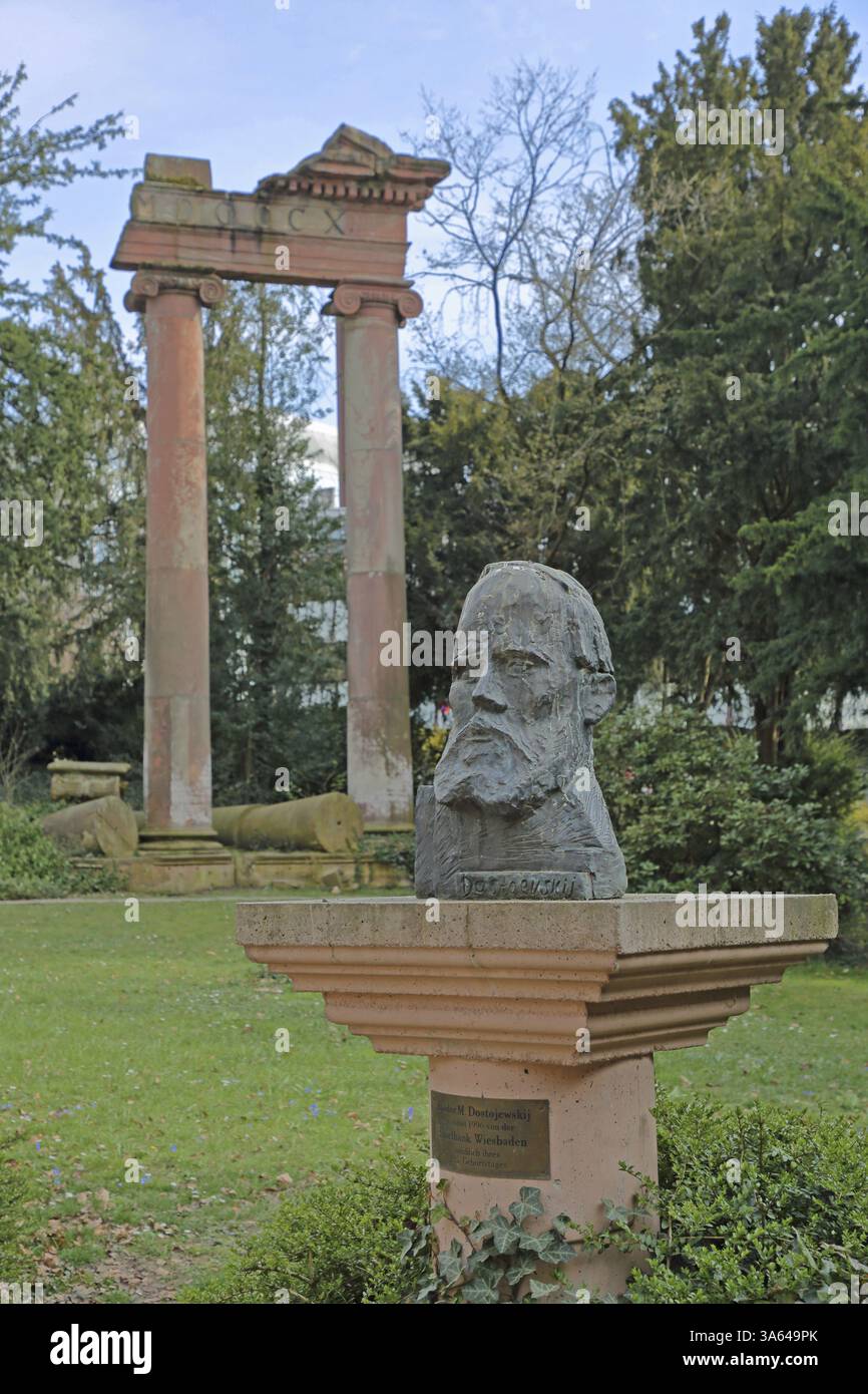 Büste des russischen Schriftstellers Fjodor Michailowitsch Dostojewski vom Bildhauer Gabriel Glikman 1996 und römische Säulen mit Inschrift, römischen Zahlen, br Stockfoto