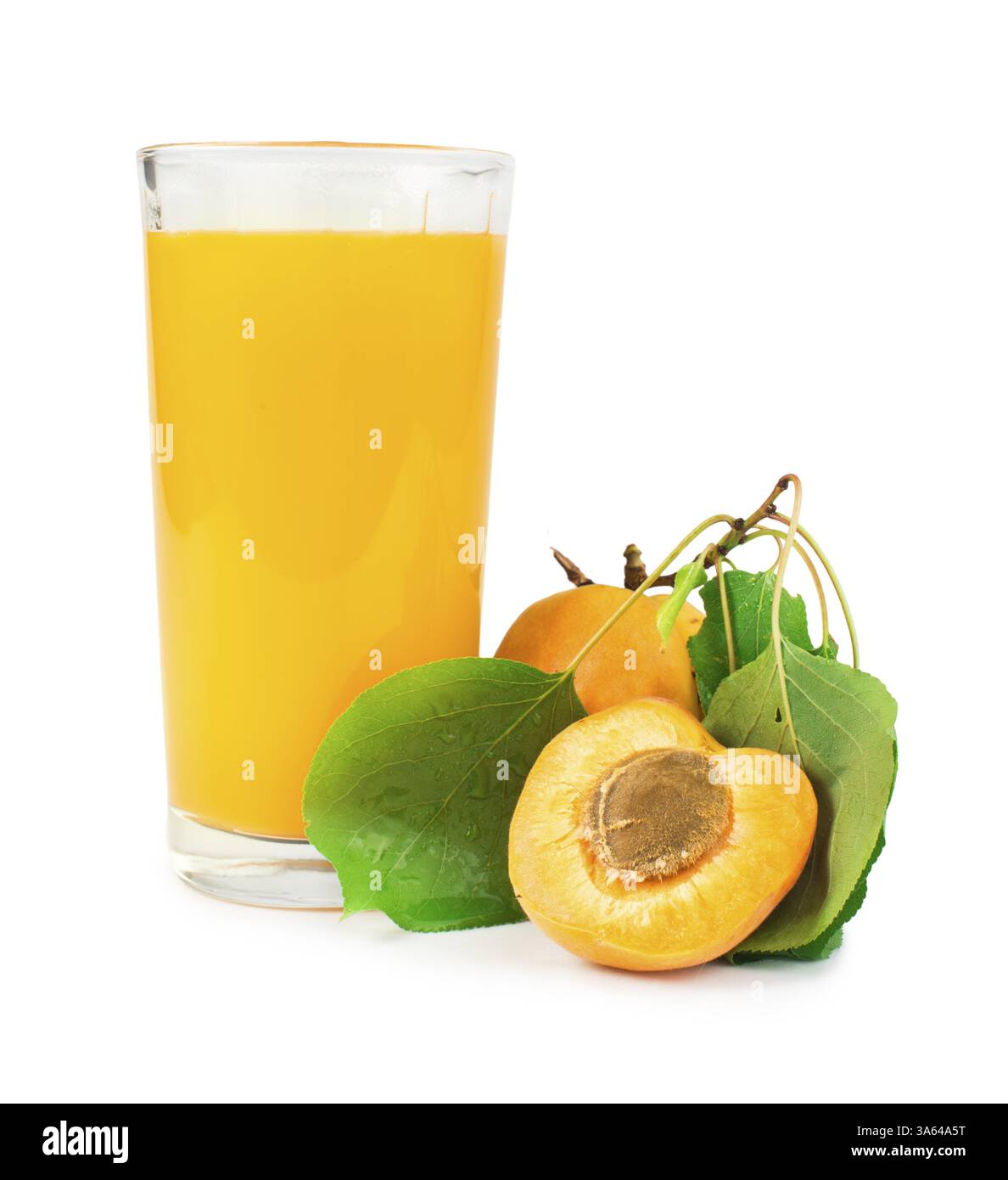 Aprikosen und Glas Saft. Weiß isoliert Studioaufnahme Stockfoto