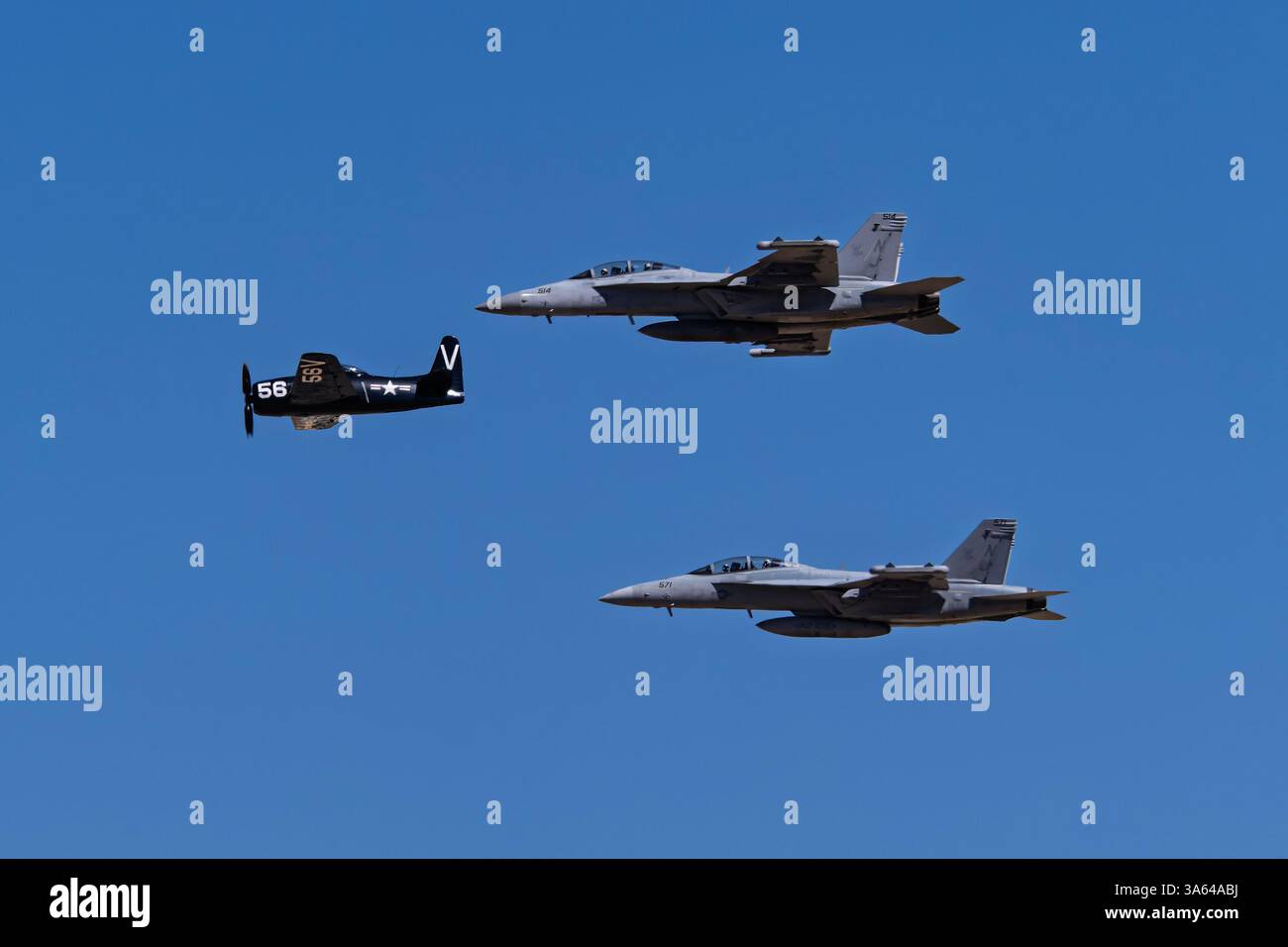 Davis Monthan AFB 3-22-2025 Tucson AZ USA US Navy EA-18G Growler Demo Team führt den Legacy-Flug mit einem Bärenkatze der F8F bei der Davis Monthan Open durch Stockfoto