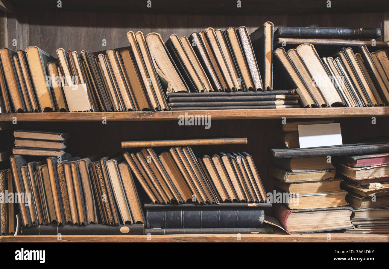Alte Buecher in einer Vintage-Bibliothek Stockfoto
