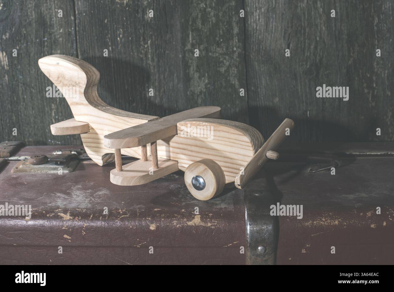 Kinderspielzeug Holzflugzeug. Vintage-Style Stockfoto