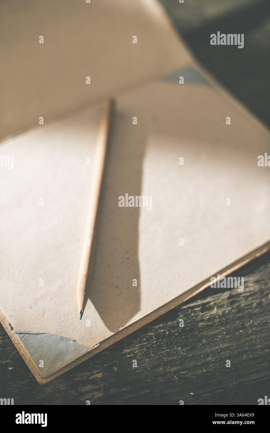Vintage Bleistift und Zeichenpapier. Schwache Sonnenlicht Stockfoto