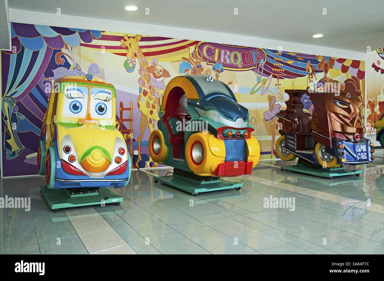 Spielzeugautos auf Spielplatz mit gemalten Hintergrund Stockfoto