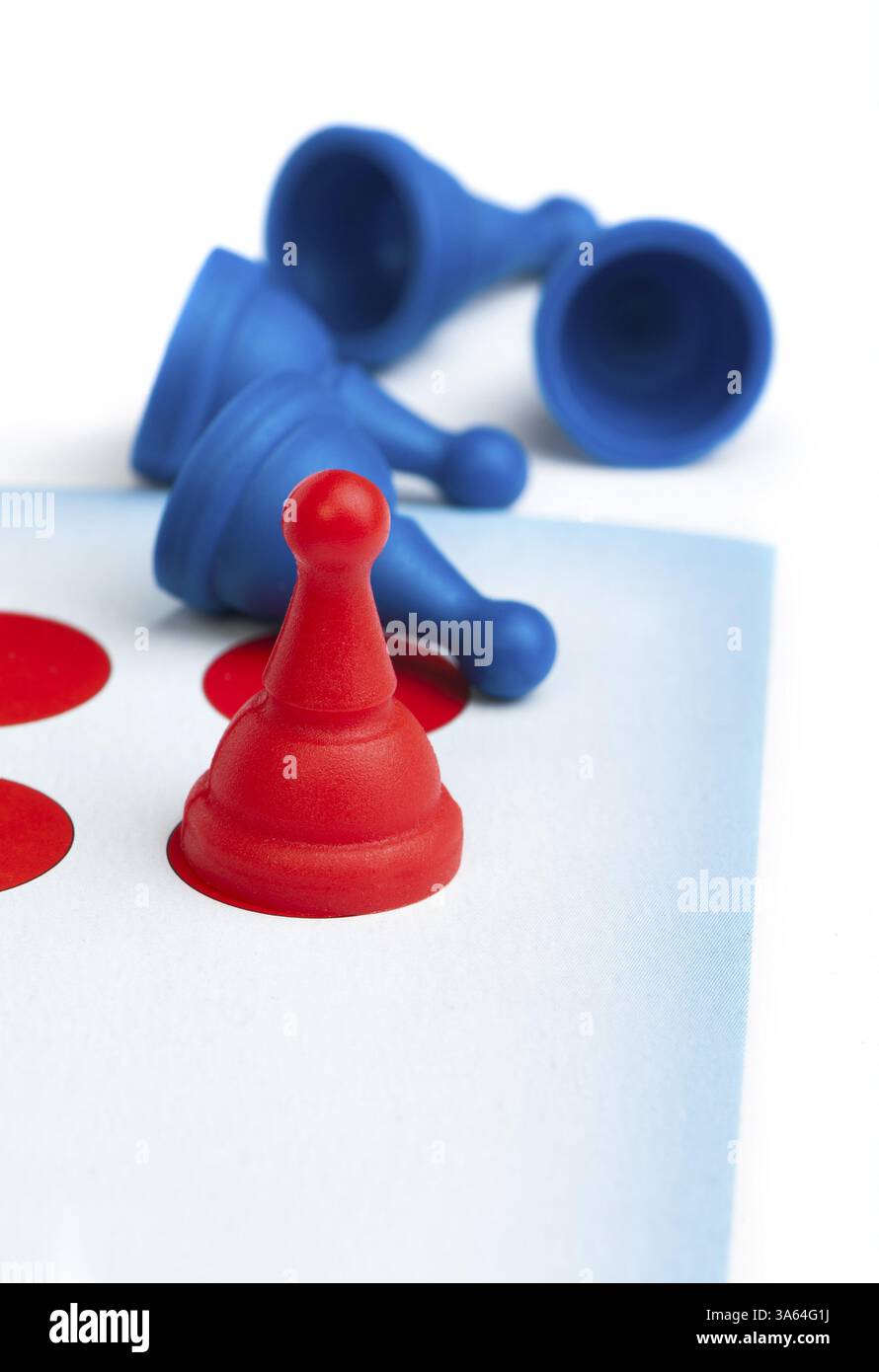 Rote und blaue Spiel Bauern weiß isoliert. Lideship Konzeption Stockfoto